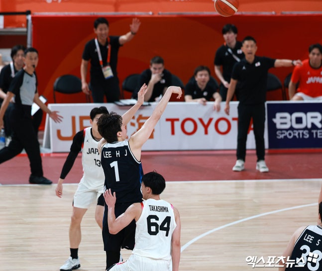 미국 프로농구(NBA) 도전에 나서는 한국 농구 역대 최고의 재능 이현중이 국가대표로 첫 우승과 병역 헤톅까지 두 마리 토끼를 잡았다. 니콜라이스 마줄스 감독이 이끄는 대한민국 남자 농구 대표팀이 20일 일본 나고야시에 있는 아이치 인터내셔널 아레나에서 열린 일본과의 2026 아이치∙나고야 아시안게임 남자 농구 결승전에서 67-57로 승리해 금메달을 차지했다. 2014 인천 대회 후 12년 만에 금메달에 도전한 한국 농구가 다시 한번 아시아 정상에 섰다. 나고야 김한준 기자,