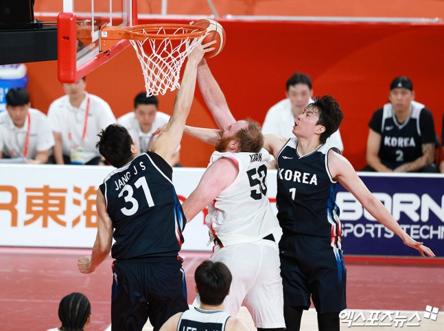 미국 프로농구(NBA) 도전에 나서는 한국 농구 역대 최고의 재능 이현중이 국가대표로 첫 우승과 병역 헤톅까지 두 마리 토끼를 잡았다. 니콜라이스 마줄스 감독이 이끄는 대한민국 남자 농구 대표팀이 20일 일본 나고야시에 있는 아이치 인터내셔널 아레나에서 열린 일본과의 2026 아이치∙나고야 아시안게임 남자 농구 결승전에서 67-57로 승리해 금메달을 차지했다. 2014 인천 대회 후 12년 만에 금메달에 도전한 한국 농구가 다시 한번 아시아 정상에 섰다. 나고야 김한준 기자,