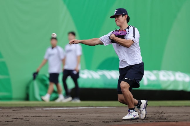 대한민국 야구 국가대표팀 내야수 김도영(KIA 타이거즈)이 지난 20일 일본 아이치현 오카자키 시민구장에서 대만과 2026 아이치·나고야 아시안게임 조별리그 B조 1차전을 대비한 훈련을 진행했다. 사진 연합뉴스