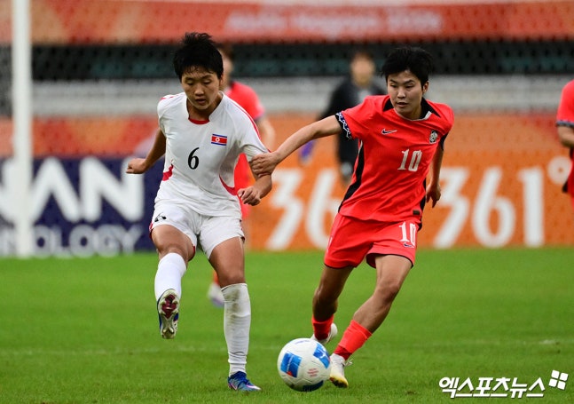 신상우 대한민국 여자 축구 대표팀 감독이 북한 감독과 악수하지 않은 것에 대한 생각을 말했다. 신상우 감독이 이끄는 대한민국 여자 축구 대표팀이 21일 일본 시즈오카현 후쿠로이시에 있는 시즈오카 스타디움 에코파에서 열린 북한과의 2026 아이치∙나고야 아시안게임 여자 축구 조별리그 F조 최종전에서 1-1로 비겼다. 전반 35분 채은영에게 코너킥 상황에서 실점했지만, 한국은 후반 시작고 함께 교체 투입된 윤수정이 동점 골을 터뜨리며 균형을 맞췄다. 막판에 양 팀의 치열한 경합에도 불구하고 승부를 가리지 못했다. 후쿠로이, 박지영 기자