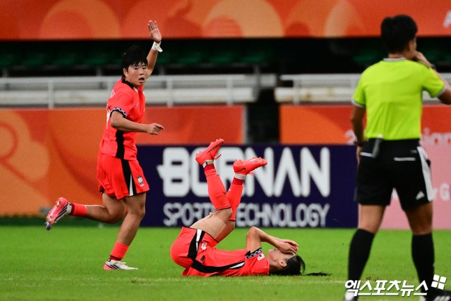 신상우 대한민국 여자 축구 대표팀 감독이 북한 감독과 악수하지 않은 것에 대한 생각을 말했다. 신상우 감독이 이끄는 대한민국 여자 축구 대표팀이 21일 일본 시즈오카현 후쿠로이시에 있는 시즈오카 스타디움 에코파에서 열린 북한과의 2026 아이치∙나고야 아시안게임 여자 축구 조별리그 F조 최종전에서 1-1로 비겼다. 전반 35분 채은영에게 코너킥 상황에서 실점했지만, 한국은 후반 시작고 함께 교체 투입된 윤수정이 동점 골을 터뜨리며 균형을 맞췄다. 막판에 양 팀의 치열한 경합에도 불구하고 승부를 가리지 못했다. 후쿠로이, 박지영 기자