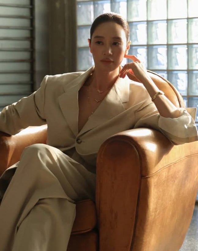 베이지 정장을 입고 올백 헤어를 유지한 모습이에요.