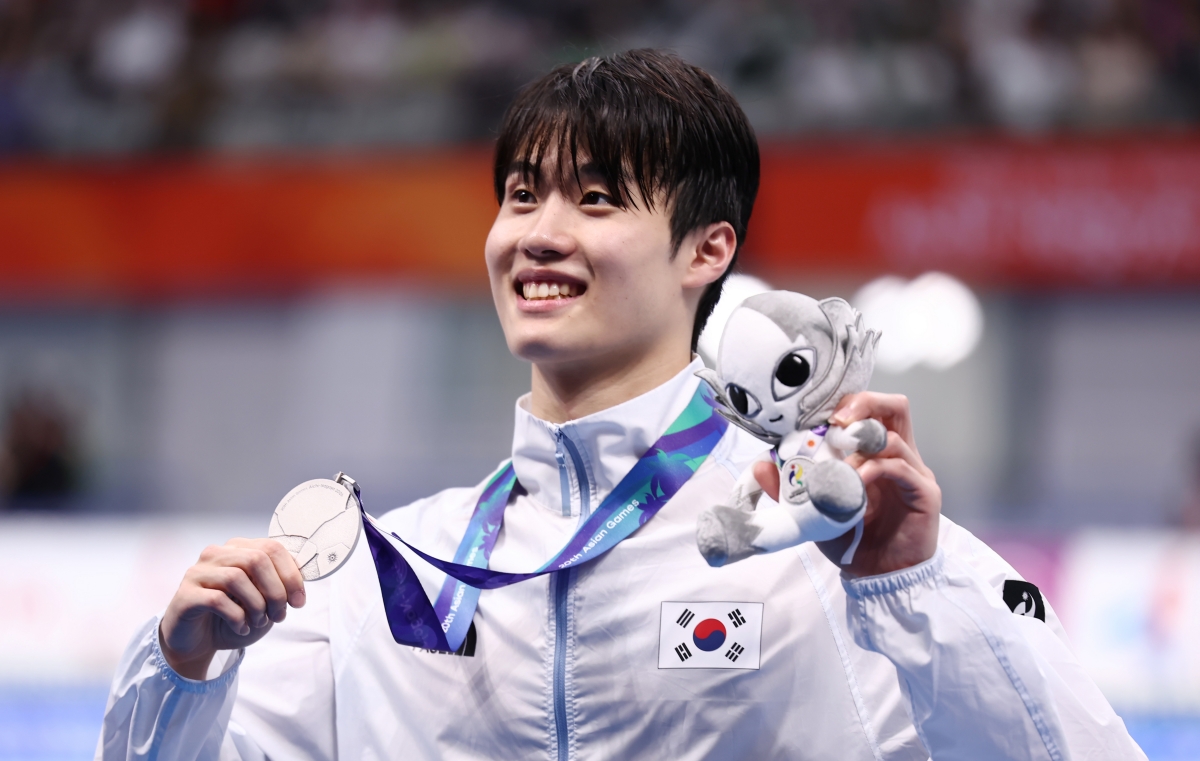 '아쉽다' <b>황선우</b>, 2연패 도전 실패→자유형 200m 은메달…혼성 혼계영 4...
