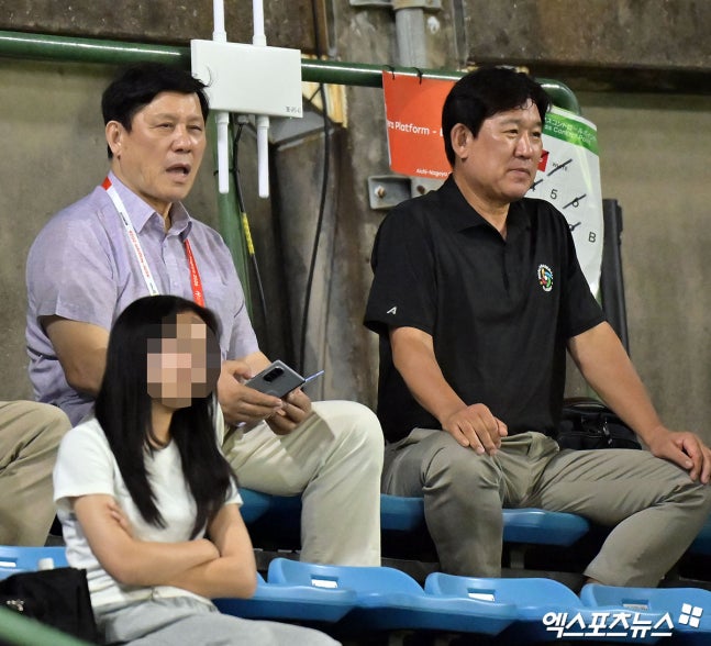 지난 22일 일본 도요하시 시민구장에서 열린 한국과 홍콩의 2026 아이치·나고야 아시안게임 조별리그 2차전 경기를 지켜보고 있는 허구연(왼쪽) KBO 총재와 조계현 KBO 전력강화위원장. 사진 김한준 기자