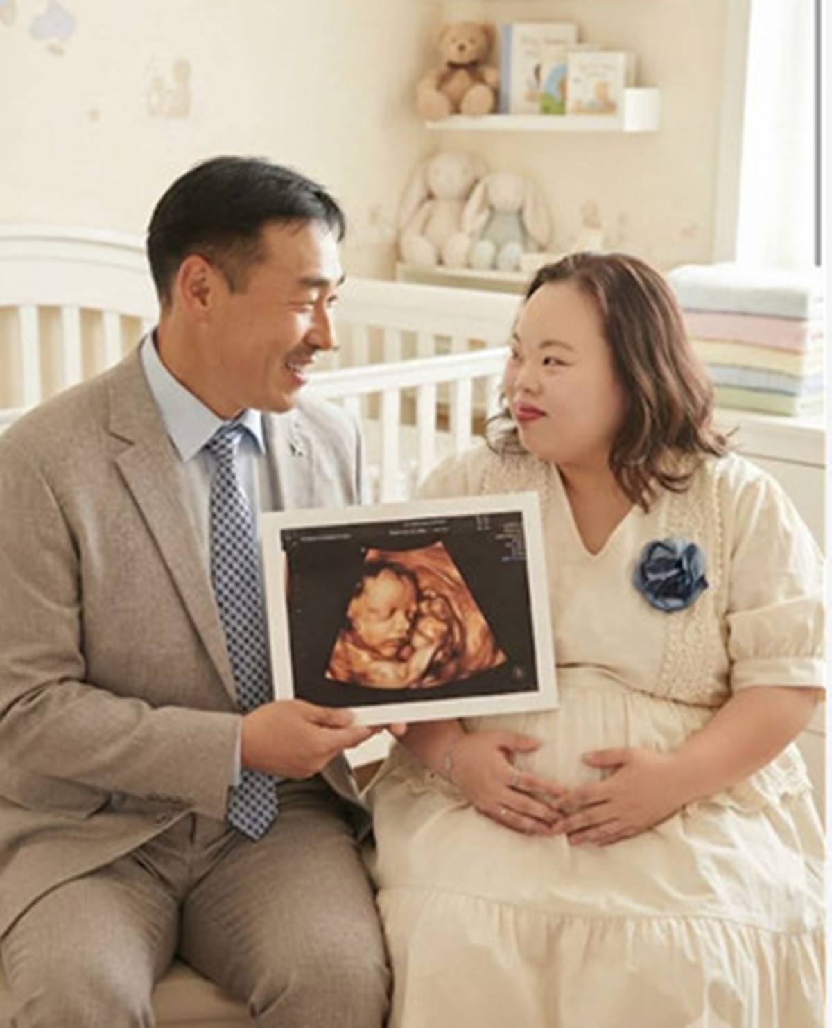'다운증후군 작가' <b>서은혜</b><b>조영남</b>, 초음파 사진 공개…진짜 <b>임신</b>? AI 이...