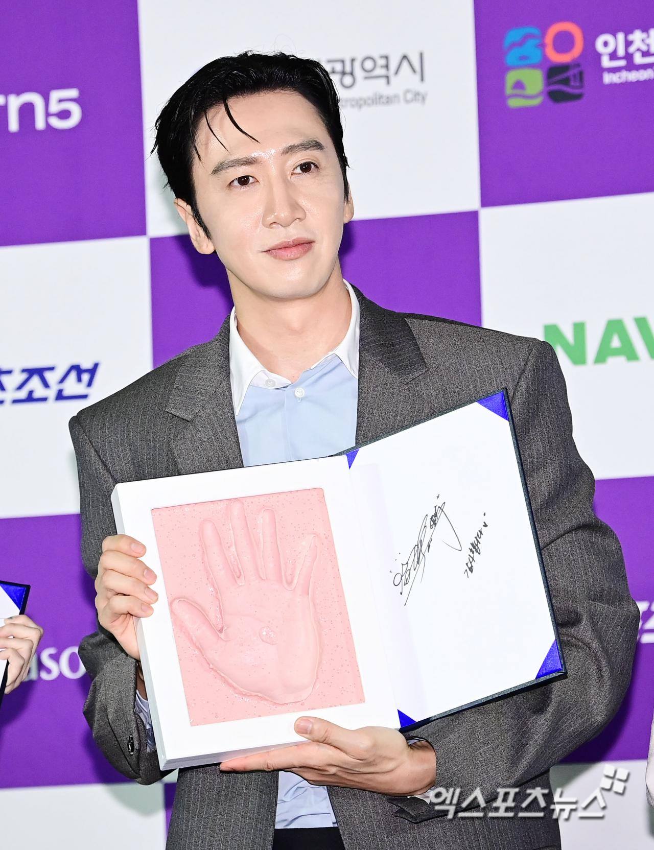 <b>이광수</b>, 팬 소통 시작하자마자 화제…'소통왕' 면모에 "유재석도 구독할...