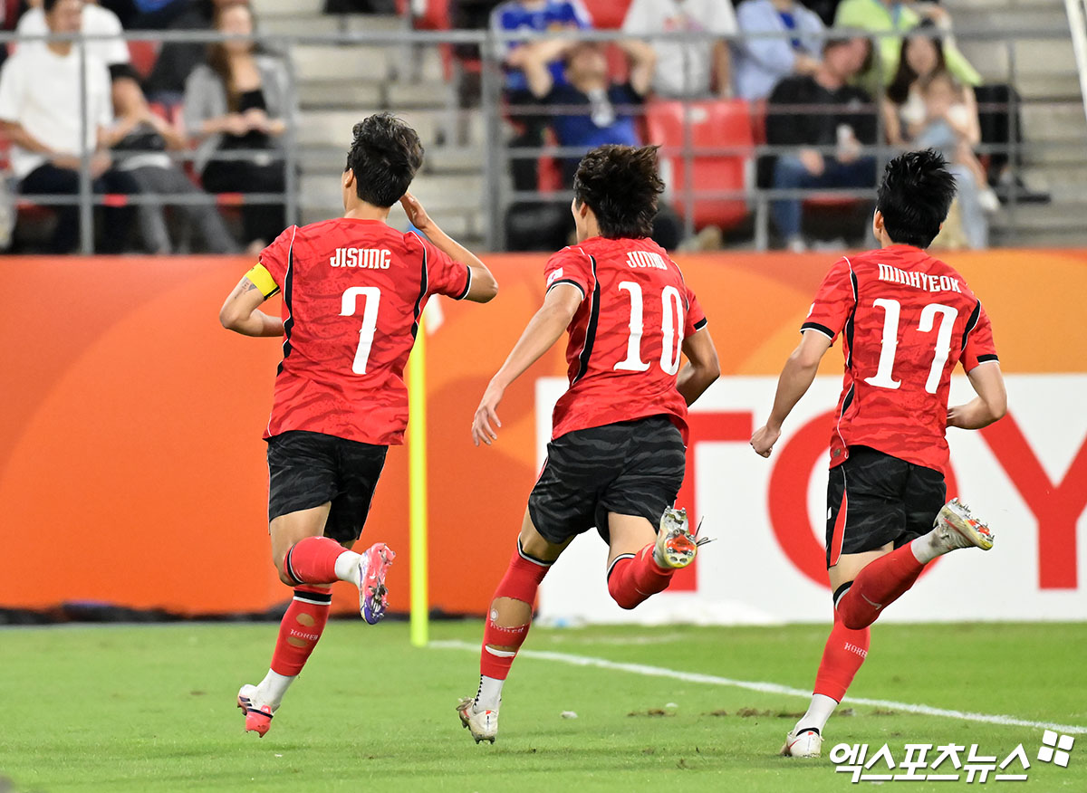 韓 축구 아시안게임 4연속 <b>금메달</b> 해냈다!…<b>양민혁</b> 번뜩 압박+크로스→...
