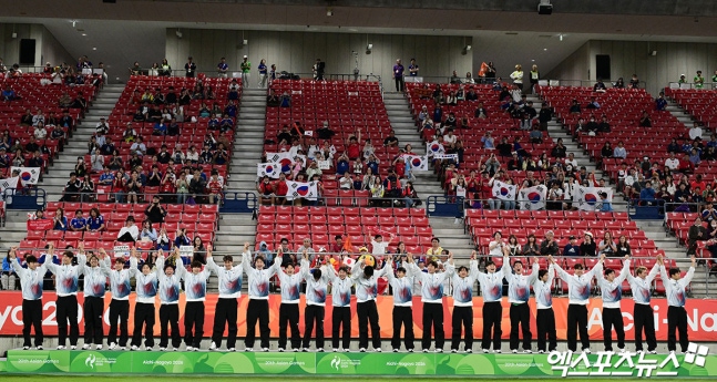 일본 매체 닛칸스포츠는 4일(한국시간) 대한민국 23세 이하(U-23) 선수가 병역특례만 바라봤다고 말해 파문이 일고 있다고 보도했다. 이민성 감독이 이끄는 대한민국 U-23 축구대표팀은 지난 3일 일본 아이치현 도요타 스타디움에서 열린 2026 아이치-나고야 하계아시안게임 남자축구 결승에서 일본을 1-0으로 꺾었다. 이후 양민혁이 메달보다 병역특례를 지나치게 강조해 논란을 일으키자 일본에서도 이를 주목했다. 일본 도요타, 김한준 기자