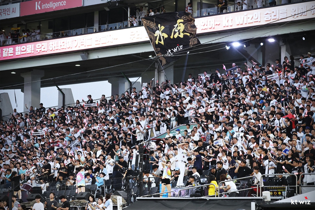 KBO 45년史 새로 썼다! LG→삼성→두산→롯데→KIA→SSG→한화→<b>KT</b>...사상...