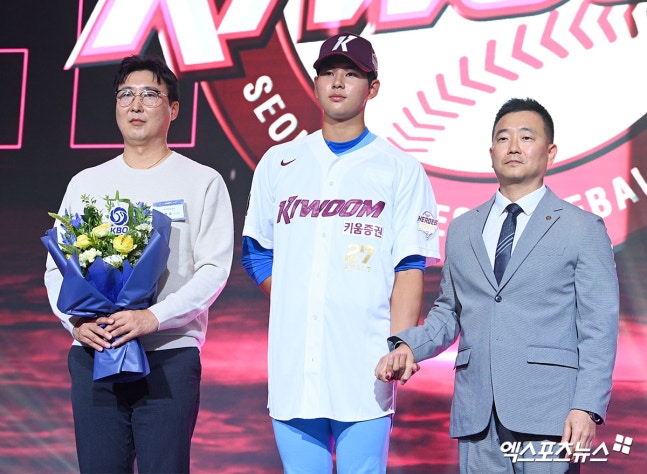 키움 히어로즈가 지난 21일 2027 KBO 신인드래프트에서 전체 1순위로 지명한 부산고 3학년 하현승에게 한국 야구 역대 신인 최고 계약금인 16억원을 안겨줬다. 계약금 16억원은 지난 2006년 광주 동성고 3학년이었던 한기주가 KIA 타이거즈에 1차 지명으로 입단하며 받았던 10억원을 넘어선 KBO리그 역대 신인 계약금 최고액으로, 하현승이 21년 만에 깨트렸다. 엑스포츠뉴스 DB