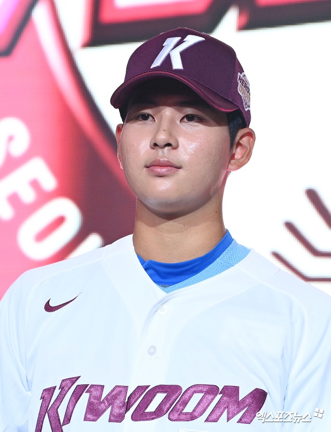 키움 히어로즈가 지난 21일 2027 KBO 신인드래프트에서 전체 1순위로 지명한 부산고 3학년 하현승에게 한국 야구 역대 신인 최고 계약금인 16억원을 안겨줬다. 계약금 16억원은 지난 2006년 광주 동성고 3학년이었던 한기주가 KIA 타이거즈에 1차 지명으로 입단하며 받았던 10억원을 넘어선 KBO리그 역대 신인 계약금 최고액으로, 하현승이 21년 만에 깨트렸다. 엑스포츠뉴스 DB