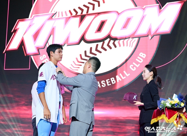 키움 히어로즈가 지난 21일 2027 KBO 신인드래프트에서 전체 1순위로 지명한 부산고 3학년 하현승에게 한국 야구 역대 신인 최고 계약금인 16억원을 안겨줬다. 계약금 16억원은 지난 2006년 광주 동성고 3학년이었던 한기주가 KIA 타이거즈에 1차 지명으로 입단하며 받았던 10억원을 넘어선 KBO리그 역대 신인 계약금 최고액으로, 하현승이 21년 만에 깨트렸다. 엑스포츠뉴스 DB