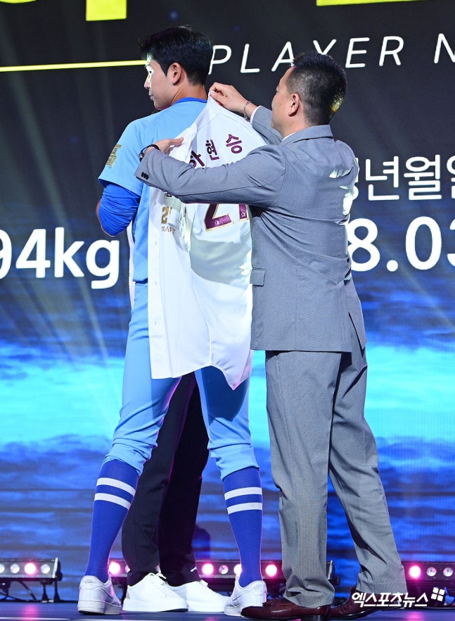 키움 히어로즈가 지난 21일 2027 KBO 신인드래프트에서 전체 1순위로 지명한 부산고 3학년 하현승에게 한국 야구 역대 신인 최고 계약금인 16억원을 안겨줬다. 계약금 16억원은 지난 2006년 광주 동성고 3학년이었던 한기주가 KIA 타이거즈에 1차 지명으로 입단하며 받았던 10억원을 넘어선 KBO리그 역대 신인 계약금 최고액으로, 하현승이 21년 만에 깨트렸다. 엑스포츠뉴스 DB