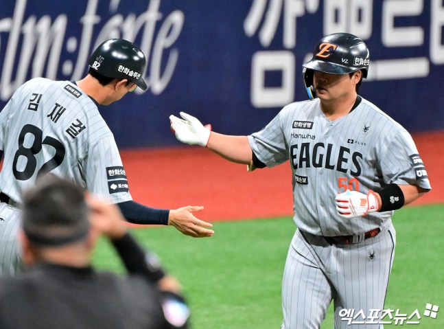 한화 이글스 강백호(오른쪽)가 7일 서울 고척스카이돔에서 열린 2026 신한 SOL KBO리그 키움 히어로즈와의 팀 간 16차전에서 4회초 동점 솔로 홈런을 기록했다. 사진 김한준 기자