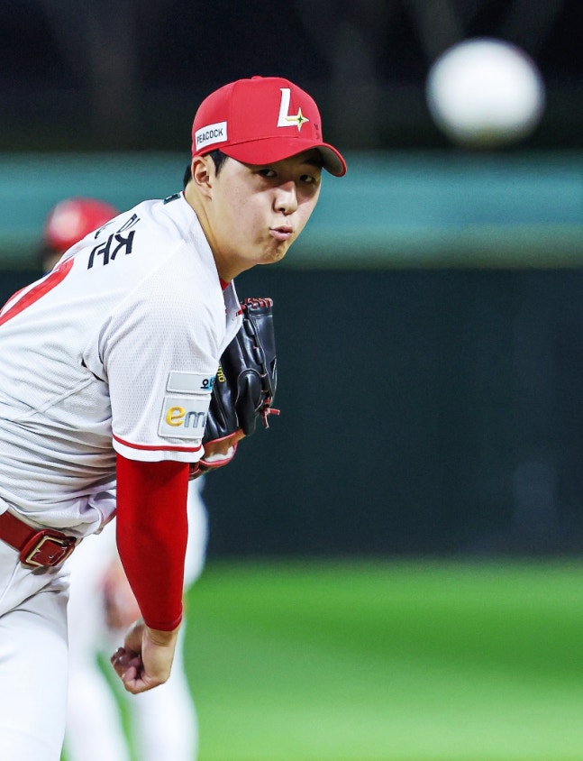 7일 오후 인천SSG랜더스필드에서 열린 '2026 신한 SOL KBO리그' NC 다이노스와 SSG 랜더스의 경기, SSG 선발 김민준이 공을 힘차게 던지고 있다. SSG 랜더스