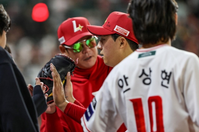 7일 오후 인천SSG랜더스필드에서 열린 '2026 신한 SOL KBO리그' NC 다이노스와 SSG 랜더스의 경기, SSG 선발 김민준이 이닝을 마친 뒤 더그아웃으로 향하고 있다. SSG 랜더스