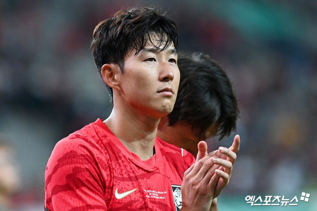 2026 국제축구연맹(FIFA) 북중미 월드컵 조별리그 탈락 후유증이 계속 이어지고 있다. 월드컵 직전 FIFA 랭킹 25위에서 7계단이나 추락한 뒤 새 감독 체제에서 A매치 4경기를 치렀지만 순위를 그대로 유지했다. FIFA는 9~10월 A매치가 모두 끝난 8일(한국시간) FIFA 랭킹 최신 순위를 발표했다. 한국은 1562.49점을 기록해 지난 7월과 같은 세계 32위에 자리했다. 엑스포츠뉴스DB