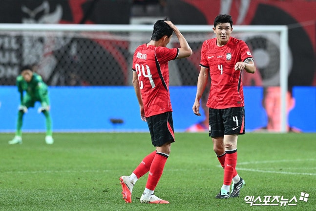2026 국제축구연맹(FIFA) 북중미 월드컵 조별리그 탈락 후유증이 계속 이어지고 있다. 월드컵 직전 FIFA 랭킹 25위에서 7계단이나 추락한 뒤 새 감독 체제에서 A매치 4경기를 치렀지만 순위를 그대로 유지했다. FIFA는 9~10월 A매치가 모두 끝난 8일(한국시간) FIFA 랭킹 최신 순위를 발표했다. 한국은 1562.49점을 기록해 지난 7월과 같은 세계 32위에 자리했다. 엑스포츠뉴스DB