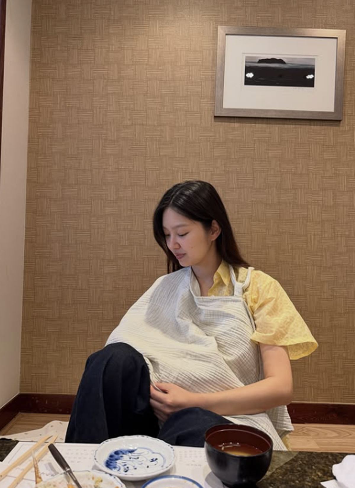 <b>최유화</b>, <b>공공장소 모유 수유</b> 사진에 '시끌'…"민폐"vs"가렸는데 왜 불편...
