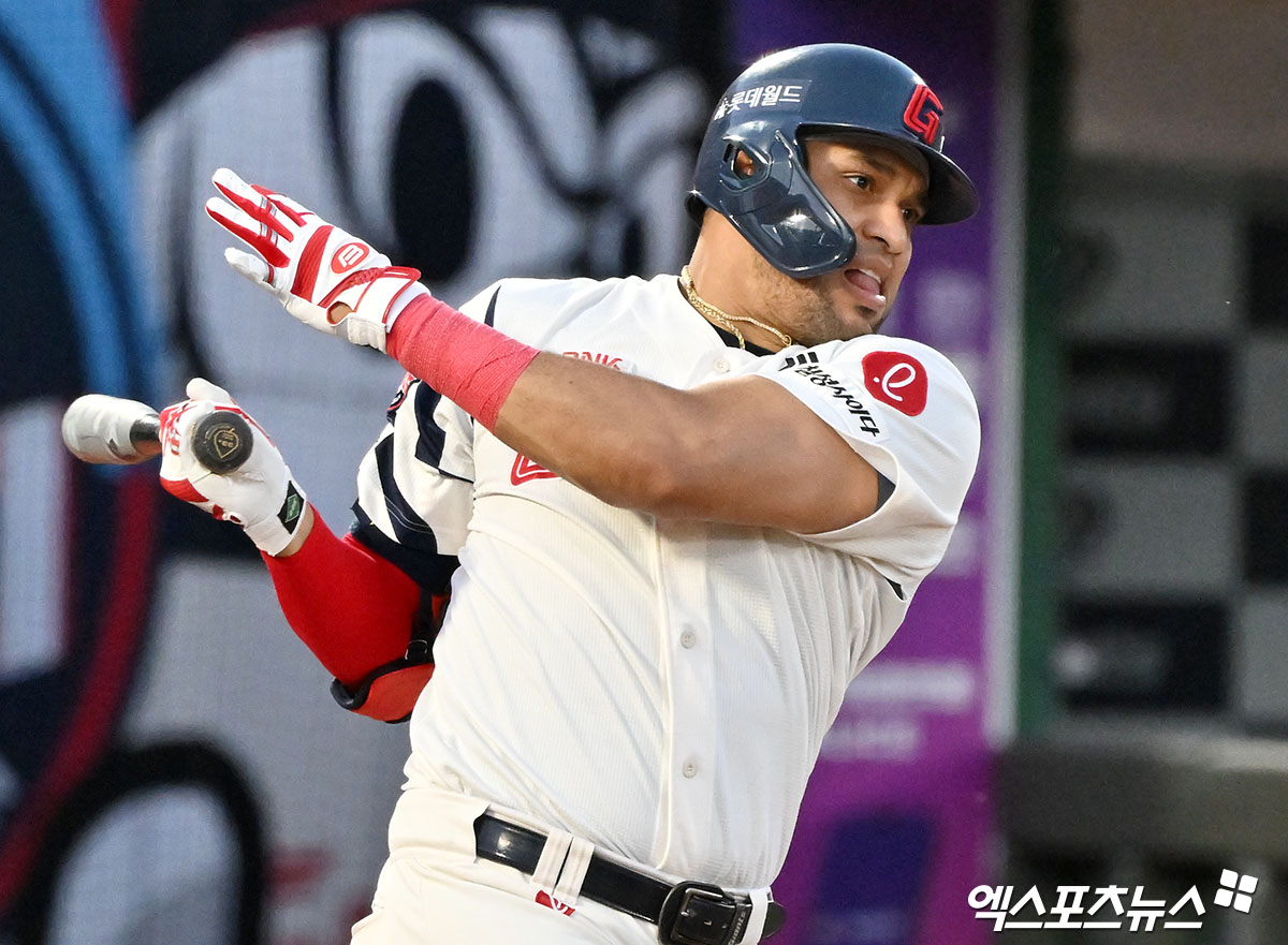[속보] 'KBO 역사 새로 썼다!' 롯데 <b>레이예스</b>, 마침내 <b>205안타 신기록</b> 폭...
