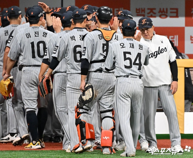 김경문 한화 감독이 10일 대전 한화생명 볼파크에서 열리는 '2026 신한 SOL KBO리그' NC 다이노스와의 정규시즌 16차전을 앞두고 직접 팬들에게 메시지를 전했다. 한화 관계자에 따르면 김경문 감독은 오늘이 마지막일 것 같다. 팬들께 죄송하다고 전했다. 한화는 계약 만료를 앞둔 김경문 감독과 재계약하지 않고 새 사령탑과 함께 2027시즌을 준비할 계획이다. 엑스포츠뉴스 DB