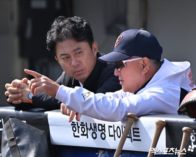 한화 이글스는 10일 공식 보도자료를 통해 구단 제14대 김경문 감독이 10일 NC 다이노스전을 끝으로 계약 만료에 따라 팀을 떠난다고 발표했다. 김경문 감독뿐만 아니라 손혁 단장도 계약 만료로 구단과의 동행을 마무리한다. 지난해 19년 만의 한국시리즈 진출에 성공했던 한화는 김경문 감독과 손혁 단장이 모두 팀을 떠나면서 1년 만에 대대적인 변화를 맞이하게 됐다. 엑스포츠뉴스DB
