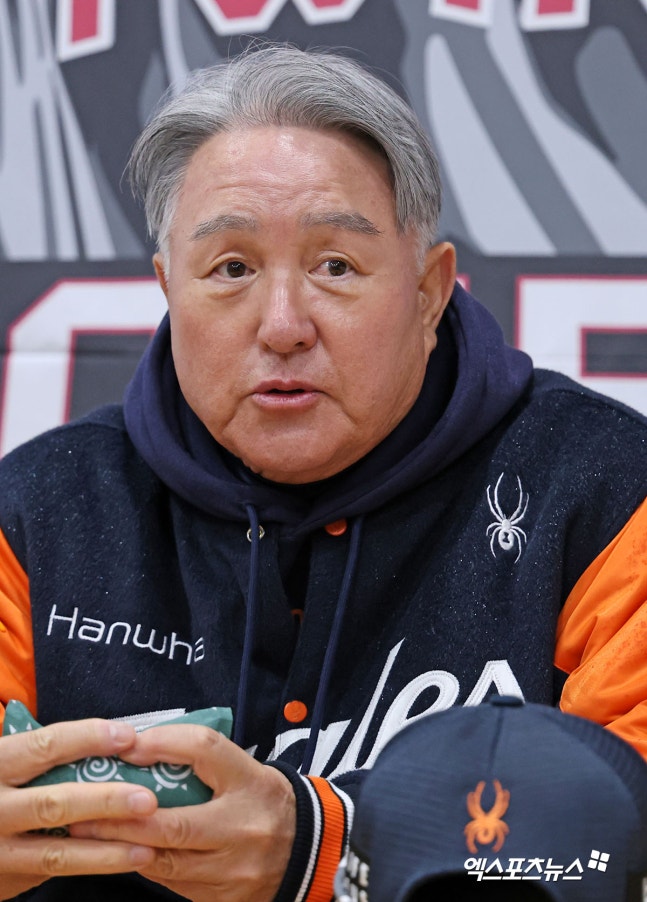 한화 이글스는 10일 공식 보도자료를 통해 구단 제14대 김경문 감독이 10일 NC 다이노스전을 끝으로 계약 만료에 따라 팀을 떠난다고 발표했다. 김경문 감독뿐만 아니라 손혁 단장도 계약 만료로 구단과의 동행을 마무리한다. 지난해 19년 만의 한국시리즈 진출에 성공했던 한화는 김경문 감독과 손혁 단장이 모두 팀을 떠나면서 1년 만에 대대적인 변화를 맞이하게 됐다. 엑스포츠뉴스DB