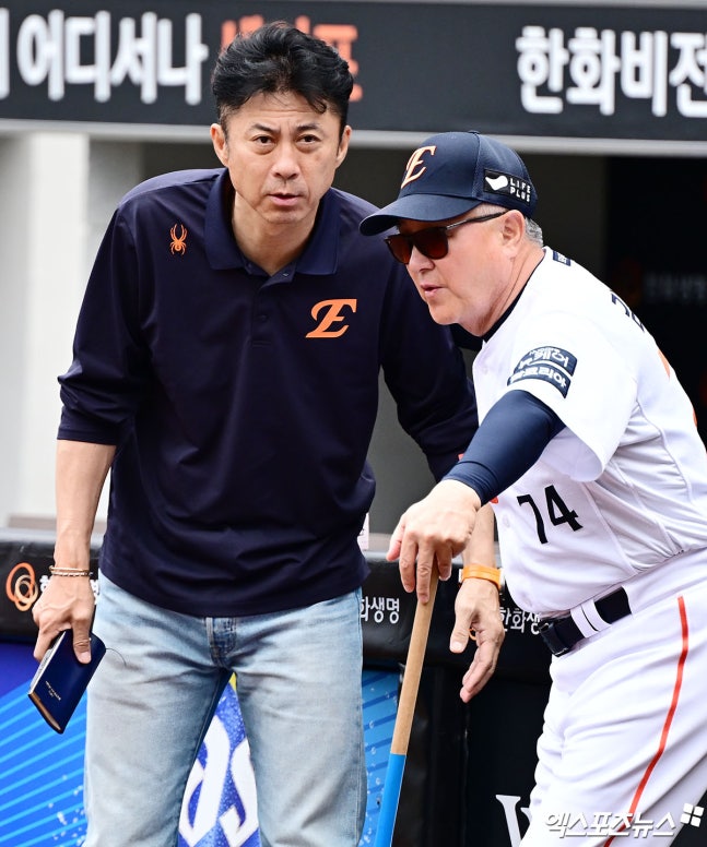 한화 이글스는 10일 공식 보도자료를 통해 구단 제14대 김경문 감독이 10일 NC 다이노스전을 끝으로 계약 만료에 따라 팀을 떠난다고 발표했다. 김경문 감독뿐만 아니라 손혁 단장도 계약 만료로 구단과의 동행을 마무리한다. 지난해 19년 만의 한국시리즈 진출에 성공했던 한화는 김경문 감독과 손혁 단장이 모두 팀을 떠나면서 1년 만에 대대적인 변화를 맞이하게 됐다. 엑스포츠뉴스DB
