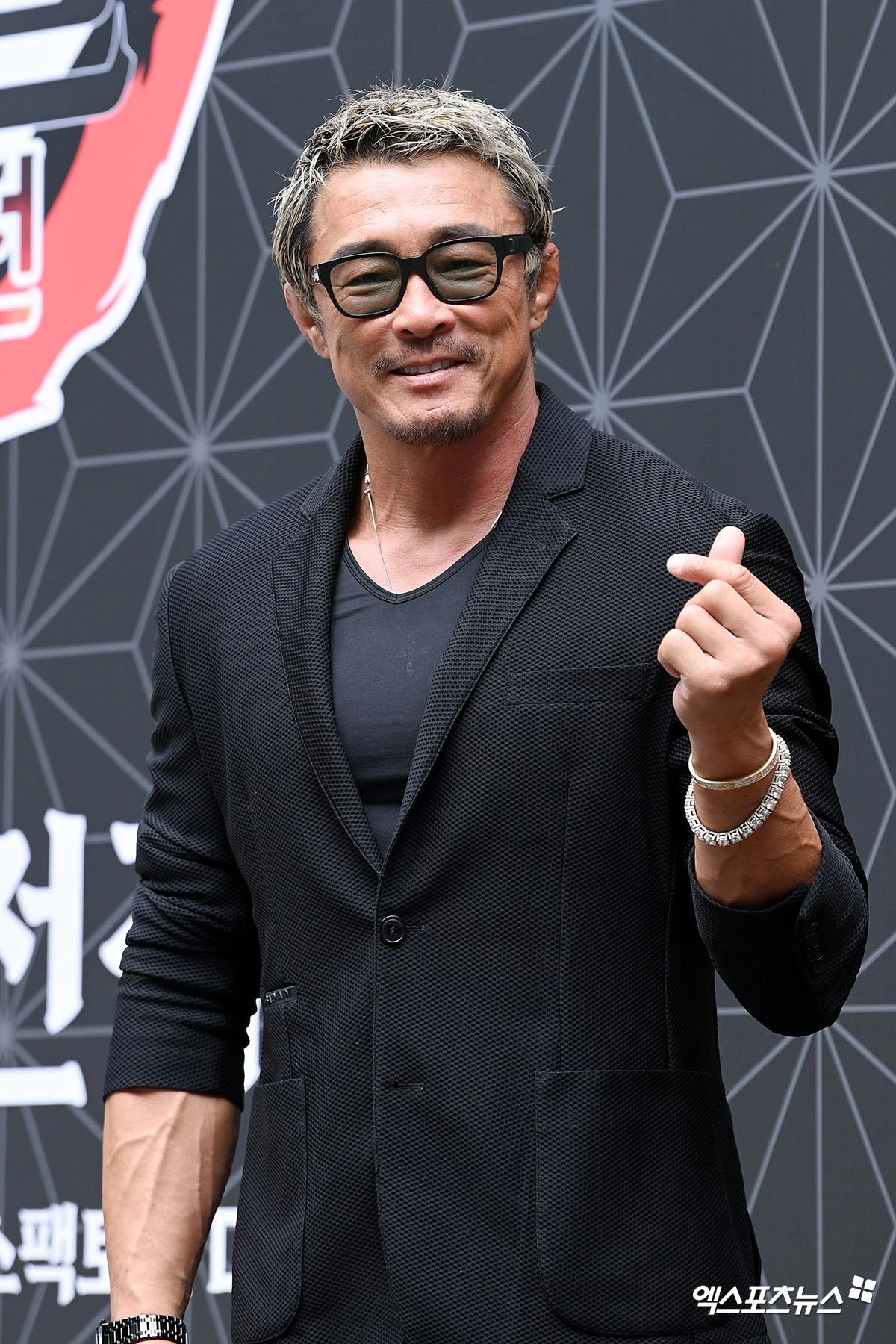 [전문] <b>추성훈</b>, <b>SNS 활동 중단</b> 선언…지인 사망 비보에 "무슨 말 해야 할...