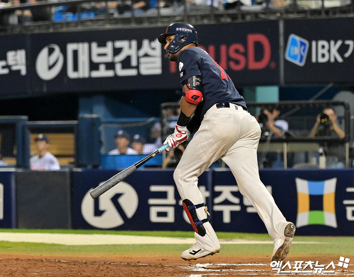 <b>레이예스</b> ‘<b>210안타</b>는 솔로포’[포토]