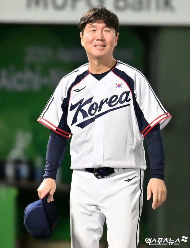 한화 이글스가 15대 감독으로 류지현(55) 국가대표팀 감독을 선임했다. 한화 구단은 13일 류 신임 감독과 3년 총액 20억원에 계약했다고 발표했다. 한화는 류 감독이 구단이 목표로 하는 '지속 가능한 강팀으로의 성장'을 달성할 적임자라고 판단해 지휘봉을 맡겼다고 덧붙였다. 류 감독은 LG 트윈스 감독을 맡아 2021∼2022년 팀을 포스트시즌으로 이끌었다. 이후 2025년 국가대표팀 사령탑에 앉아 2026 월드베이스볼클래식(WBC) 8강 진출, 2026 아이치·나고야 아시안게임 우승을 지휘했다. 엑스포츠뉴스DB