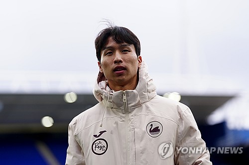 스완지 시티는 14일(한국시간) 영국 런던의 더 덴에서 열린 밀월과의 2026-2027시즌 잉글랜드 챔피언십(2부리그) 10라운드 원정 경기에서 1-0으로 승리했다. 이날 한국 축구 국가대표 엄지성이 경기 도중 인종차별 피해를 당했다는 신고가 접수돼 경기자 잠시 중단되는 사태가 벌어졌다. 이후 밀월을 이끄는 알렉스 닐 감독은 인종차별 행위를 규탄하면서도 경기 중단 시간이 길어진 점에 대해서는 아쉬움을 드러냈다. 연합뉴스