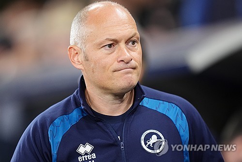 스완지 시티는 14일(한국시간) 영국 런던의 더 덴에서 열린 밀월과의 2026-2027시즌 잉글랜드 챔피언십(2부리그) 10라운드 원정 경기에서 1-0으로 승리했다. 이날 한국 축구 국가대표 엄지성이 경기 도중 인종차별 피해를 당했다는 신고가 접수돼 경기자 잠시 중단되는 사태가 벌어졌다. 이후 밀월을 이끄는 알렉스 닐 감독은 인종차별 행위를 규탄하면서도 경기 중단 시간이 길어진 점에 대해서는 아쉬움을 드러냈다. 연합뉴스