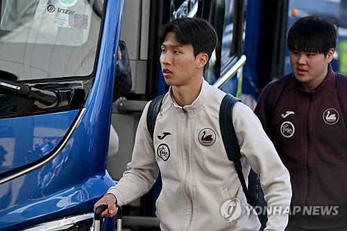 스완지 시티는 14일(한국시간) 영국 런던의 더 덴에서 열린 밀월과의 2026-2027시즌 잉글랜드 챔피언십(2부리그) 10라운드 원정 경기에서 1-0으로 승리했다. 이날 한국 축구 국가대표 엄지성이 경기 도중 인종차별 피해를 당했다는 신고가 접수돼 경기자 잠시 중단되는 사태가 벌어졌다. 이후 밀월을 이끄는 알렉스 닐 감독은 인종차별 행위를 규탄하면서도 경기 중단 시간이 길어진 점에 대해서는 아쉬움을 드러냈다. 연합뉴스