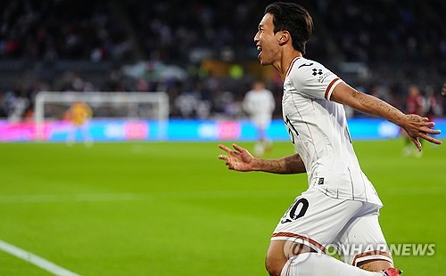 스완지 시티는 14일(한국시간) 영국 런던의 더 덴에서 열린 밀월과의 2026-2027시즌 잉글랜드 챔피언십(2부리그) 10라운드 원정 경기에서 1-0으로 승리했다. 이날 한국 축구 국가대표 엄지성이 경기 도중 인종차별 피해를 당했다는 신고가 접수돼 경기자 잠시 중단되는 사태가 벌어졌다. 이후 밀월을 이끄는 알렉스 닐 감독은 인종차별 행위를 규탄하면서도 경기 중단 시간이 길어진 점에 대해서는 아쉬움을 드러냈다. 연합뉴스