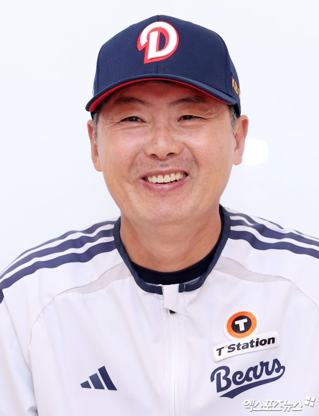14일 오후 서울 송파구 잠실야구장에서 열리는 '2026 신한 SOL KBO리그 포스트시즌' 두산 베어스와 LG 트윈스의 와일드카드 1차전 경기, 두산 김원형 감독이 취재진과 대화를 나누고 있다. 잠실, 김한준 기자