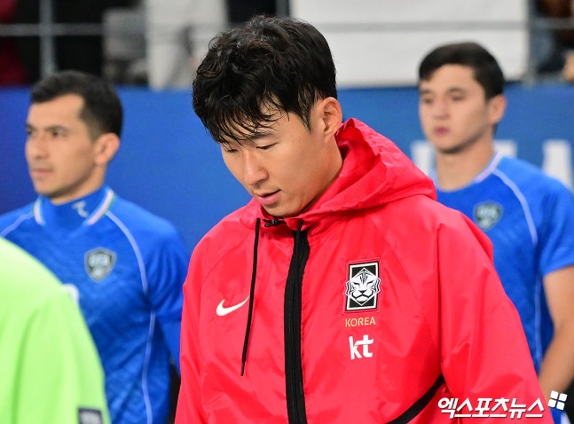 내년 예정된 2027 아시아축구연맹(AFC) 아시안컵 개최지 사우디아라비아의 수도 리야드의 킹칼리드 국제공항이 공격당하는 등 안전 문제가 우려되면서 아시안컵이 연기될 가능성이 제기됐다. 이달 사우디아라비아에서 열릴 계획이었던 테니스 대회가 12월로 미뤄져 아시안컵의 연기 가능성은 더욱 높아졌다. 다만 AFC는 결정을 서두르지 않겠다는 입장이다. AFC의 살만 빈 이브라힘 알 칼리파 회장은 결정을 빨리 내릴 필요는 없다면서 11월까지 상황을 지켜보겠다고 밝혔다. 사진 엑스포츠뉴스DB