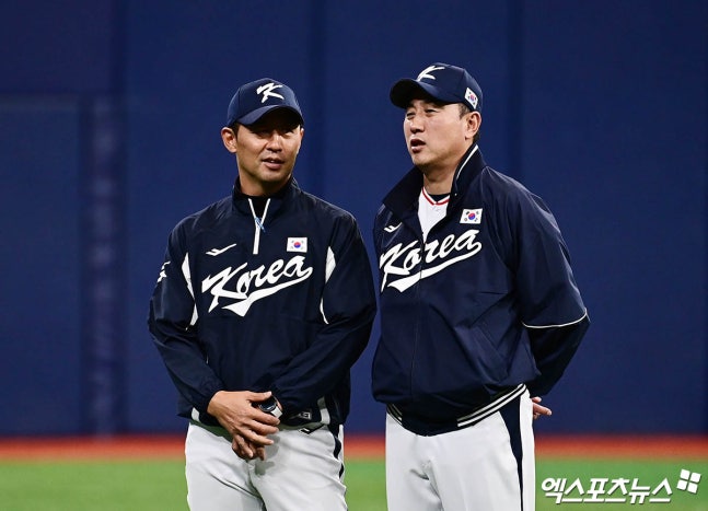 KBO가 19일 2026 아시아 프로야구 챔피언십(APBC) 국가대표팀 사령탑으로 최원호(오른쪽) 감독을 선임했다. 사진 엑스포츠뉴스 DB
