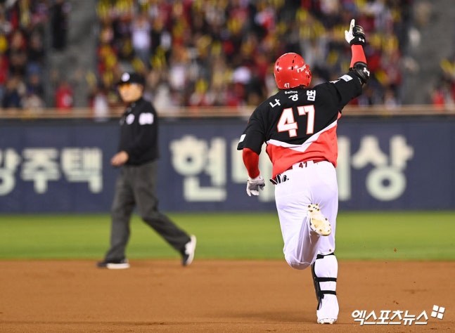 KIA 타이거즈 캡틴 나성범이 20일 서울 잠실야구장에서 열린 2026 신한 SOL KBO 준플레이오프(5전 3선승제, KIA 2승) 3차전에서 멀티 홈런을 기록, 팀 승리를 이끌었다. 사진 김한준 기자