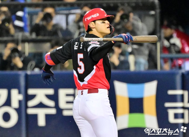 KIA 타이거즈 내야수 김도영이 20일 서울 잠실야구장에서 열린 2026 신한 SOL KBO 준플레이오프(5전 3선승제, KIA 2승) 3차전에서 2회초 만루 홈런을 기록한 뒤 포효하는 모습. 사진 김한준·고아라 기자