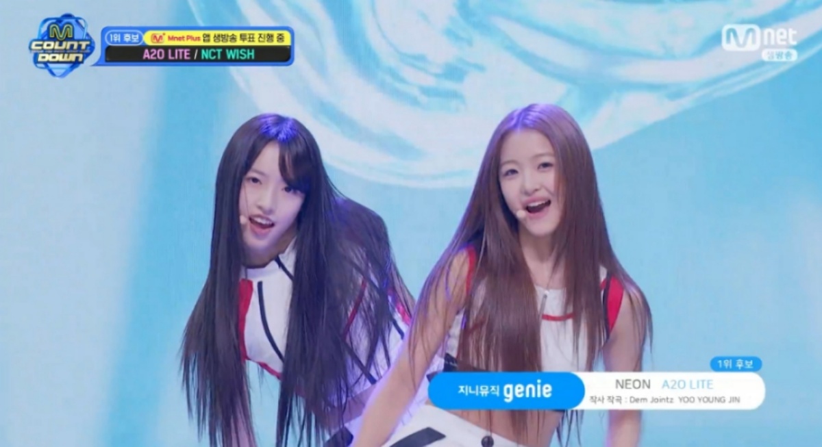Mnet『M COUNTDOWN』でデビュー曲『NEON』を披露するA2O LITEのメンバー