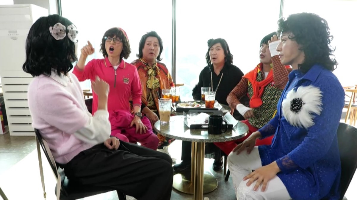 食卓を囲み、ピンクや青の衣装で言葉を交わす『遊ぶなら何する？』の出演者たち