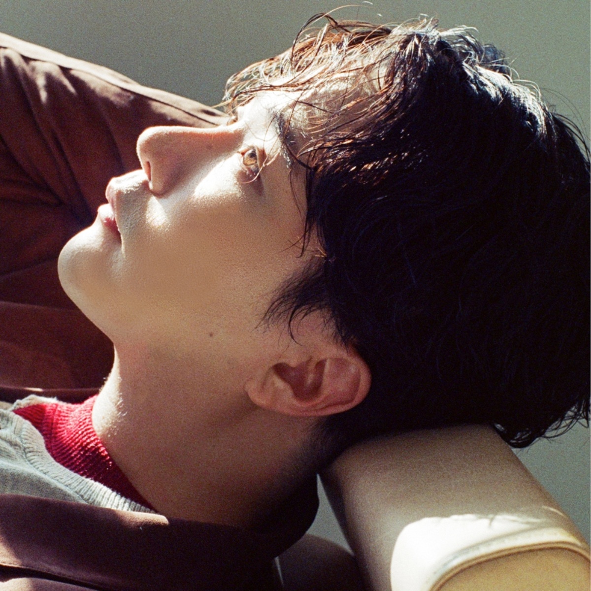 新シングルの写真で横顔を見せるユン・ヒョンサン