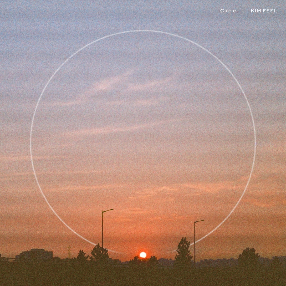 夕焼けの空に大きな円が描かれた、キム・ピルの楽曲「Circle」のカバー画像