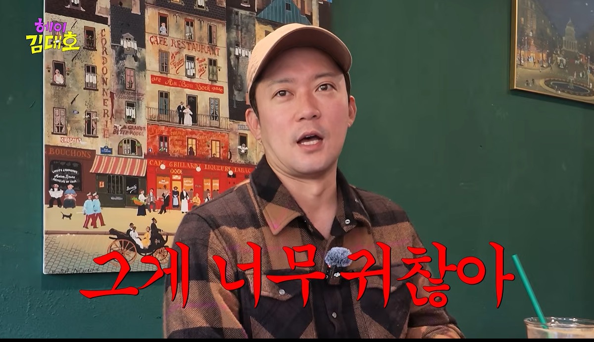 YouTubeチャンネル『ヘイ、キム・デホ』の動画で、店内に座るキム・デホ