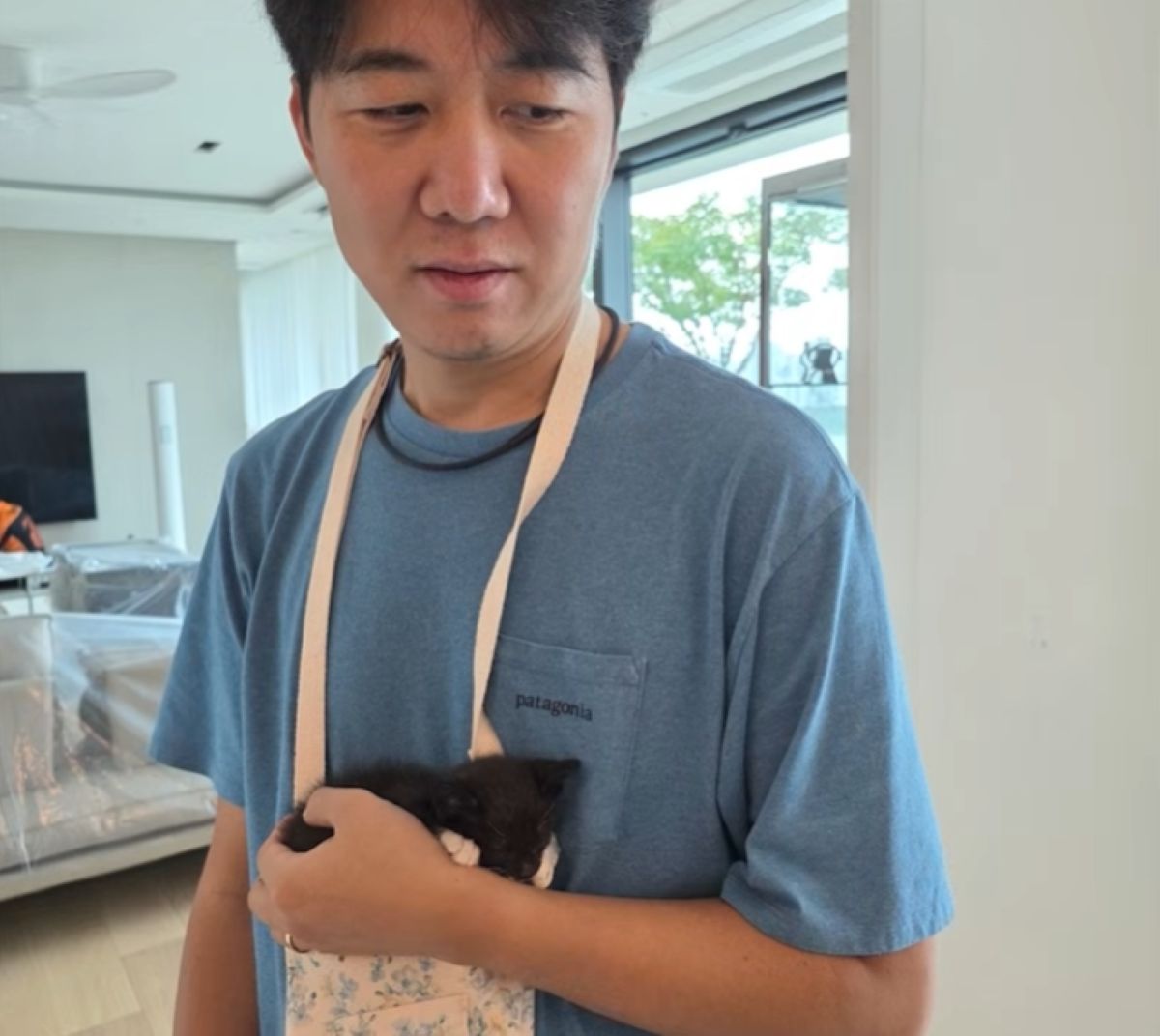 ド・ギョンワンが保護した子猫を抱いている