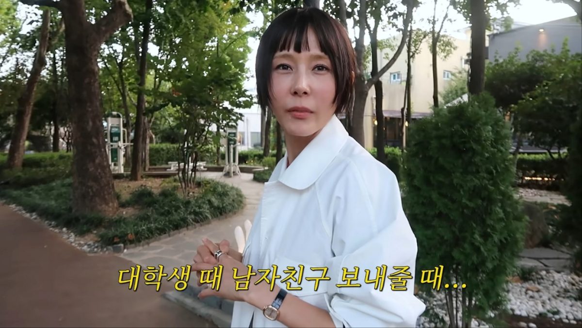 大邱を歩くキム・ナヨンに、大学時代の恋人について尋ねる字幕が重なる