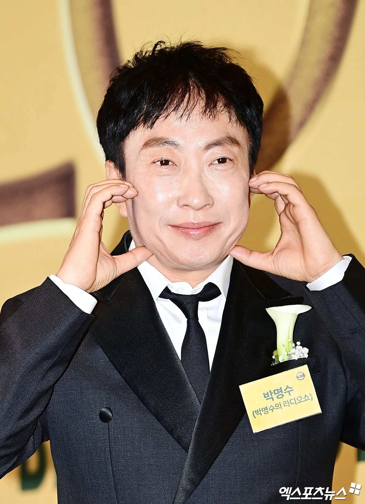 ラジオ番組の名札を着けたパク・ミョンス