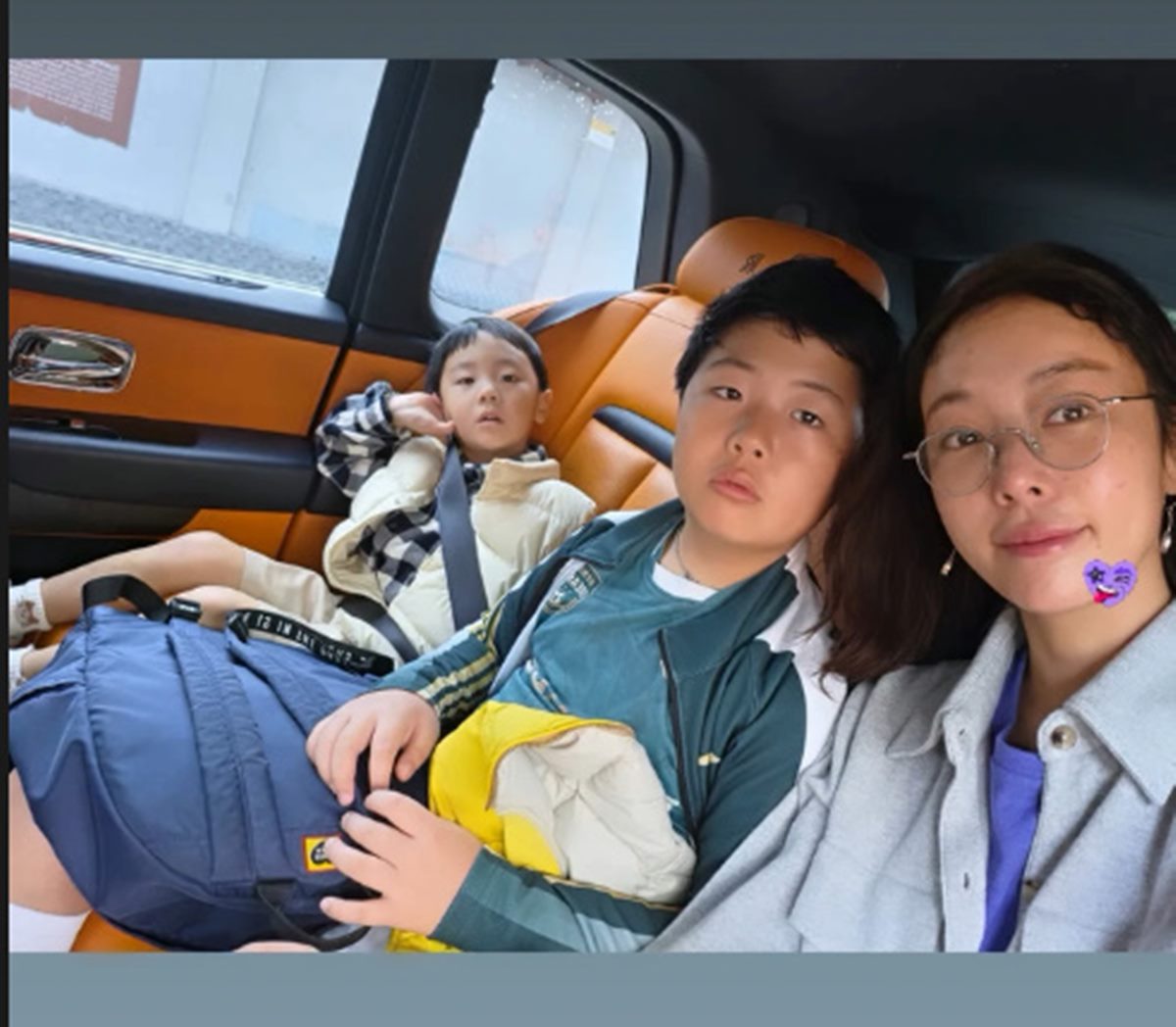 車内で息子2人と並んだセルフィーを公開したファン・ジョンウム