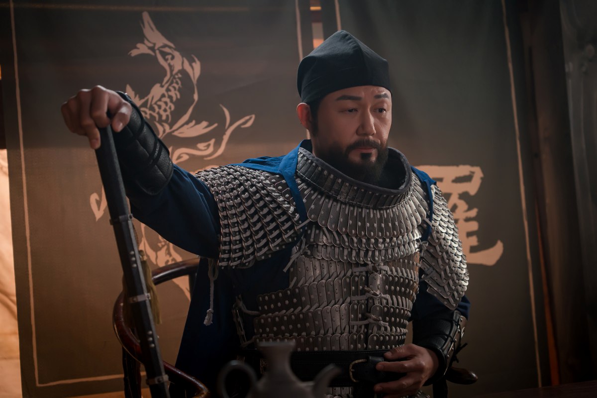 KBS 2TV『文武』で鎧を身に着けたキム・ユシン役のパク・ソンウン